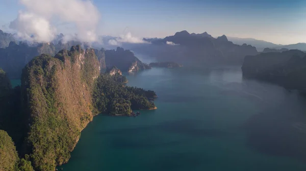 Vista Aérea Del Dron Hermosas Montañas Lago Parque Nacional Khao —  Fotos de Stock