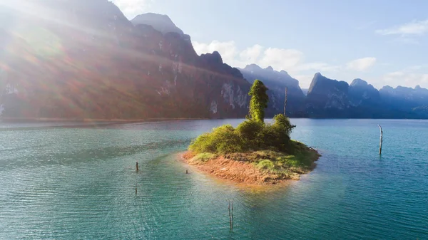 泰国素叻尼考索国家公园湖上小岩的空中无人机观 — 图库照片