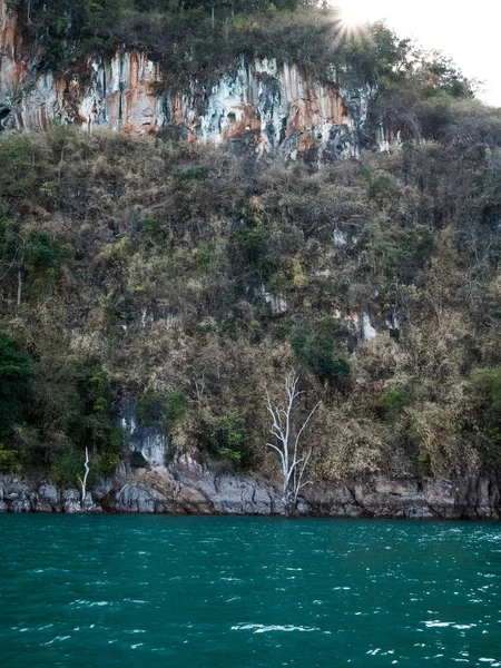 美しい景色山の湖と川の Ratchaprapa のボートからダム Khoa ソック国立公園 スラタニ — ストック写真