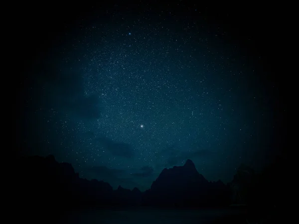 星和夜天空在湖背景 — 图库照片