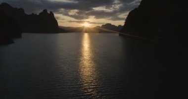 Göle Khao Sok Milli Parkı, Surat Thani, Tayland Hava dron görünümünü kireç taşı üzerinde güzel gün batımı kayalar