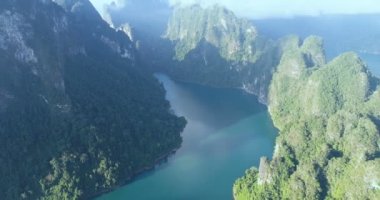 Güzel dağlar ve göl Khao Sok Milli Parkı, Surat Thani, Tayland Hava dron görünümü