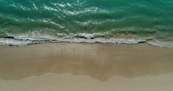 Aereo Drone Vista Dall Alto Spiaggia Sabbiosa Vuota Mare Con — Video Stock