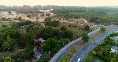 Yol görünümünü hava dron günbatımı sırasında tropik adada