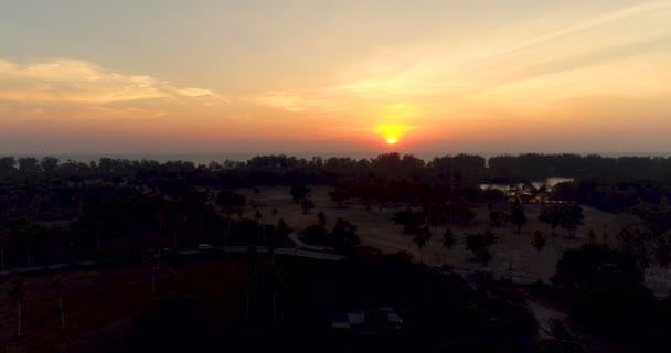 Drohnenaufnahme Der Straße Auf Tropischer Insel Bei Sonnenuntergang — Stockvideo