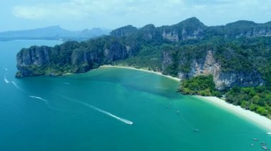 Manzara havadan görünümü güzel deniz, gökyüzü ve kalker kayalar