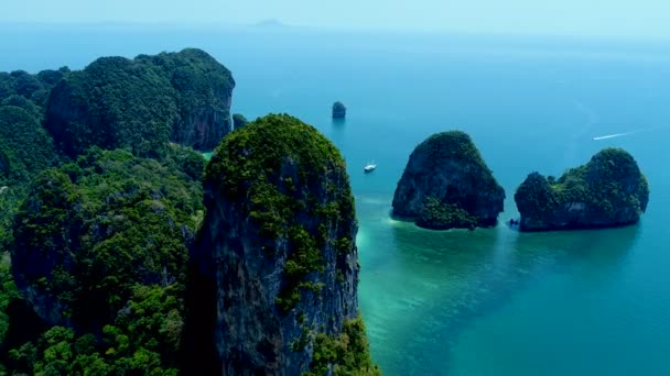 Fallande Flygfoto Över Kalkstensklippor Phranang Beach Railay Krabi Thailand — Stockvideo