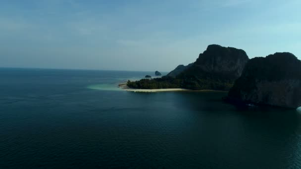 Vue aérienne de la belle mer, ciel et rochers calcaires paysage 