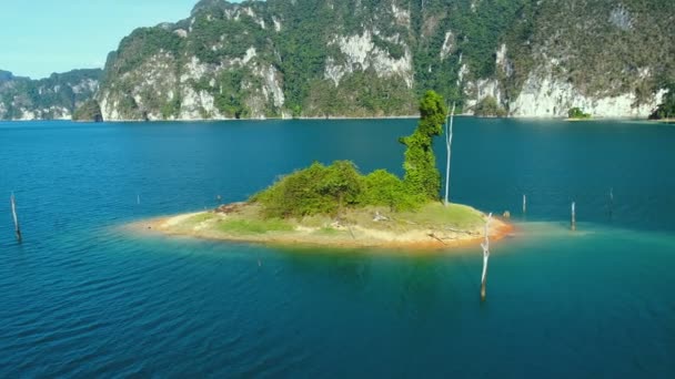 Drohnenaufnahme Eines Kleinen Felsens Auf Dem See Khao Sok Nationalpark — Stockvideo