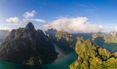 Güzel dağlar ve göl Khao Sok Milli Parkı, Surat Thani, Tayland Hava dron görünümü