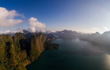 Güzel dağlar ve göl Khao Sok Milli Parkı, Surat Thani, Tayland Hava dron görünümü
