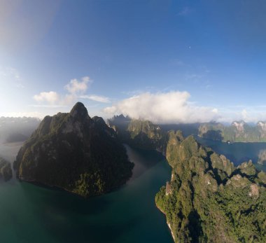 Güzel dağlar ve göl Khao Sok Milli Parkı, Surat Thani, Tayland Hava dron görünümü