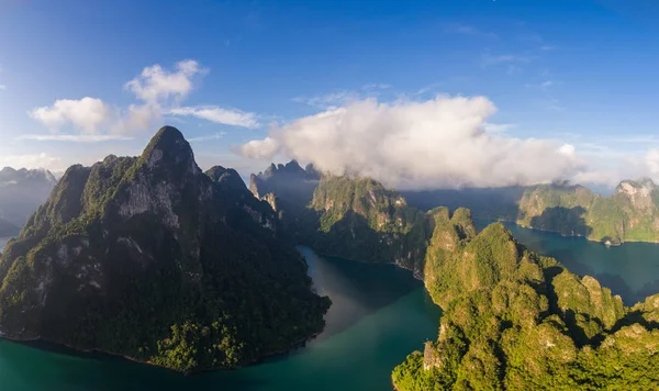 Güzel dağlar ve göl Khao Sok Milli Parkı, Surat Thani, Tayland Hava dron görünümü