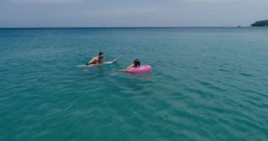 Tatillerini şaşırtıcı berrak Denizi suda zevk çift havadan görünümü