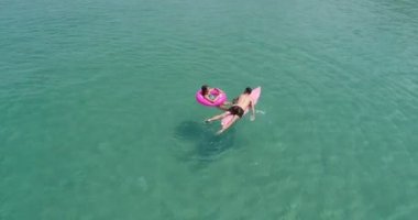 Tatillerini şaşırtıcı berrak Denizi suda zevk çift havadan görünümü