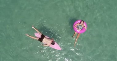 Tatillerini şaşırtıcı berrak Denizi suda zevk çift havadan görünümü