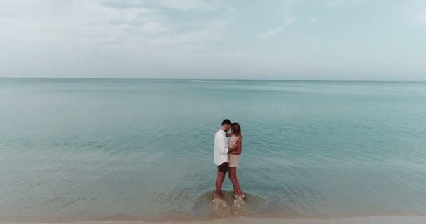 Flygfoto Över Romantiska Lyckliga Paret Tropiska Sandstranden Över Vackra Hav — Stockvideo