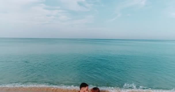Luchtfoto Van Romantische Gelukkige Paar Het Tropische Zandstrand Mooie Zee — Stockvideo
