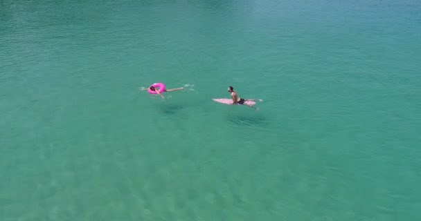 Luchtfoto Van Paar Genieten Van Hun Vakantie Prachtige Heldere Zeewater — Stockvideo