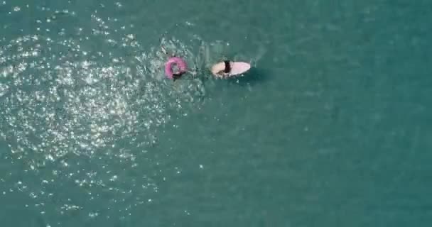 Vista Aerea Coppia Godendo Loro Vacanze Sorprendente Acqua Mare Limpida — Video Stock