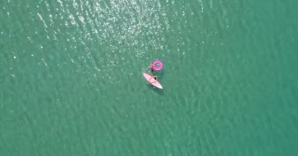 在令人惊叹的清澈海水中享受假期的情侣的鸟瞰图 — 图库视频影像