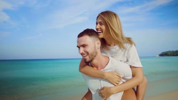 Hermosa Pareja Feliz Divirtiéndose Haciendo Cuestas Playa Arena Tropical Sobre — Vídeos de Stock