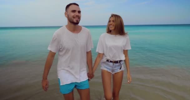 Hermosa Pareja Feliz Caminando Playa Arena Tropical Sobre Mar Fondo — Vídeos de Stock