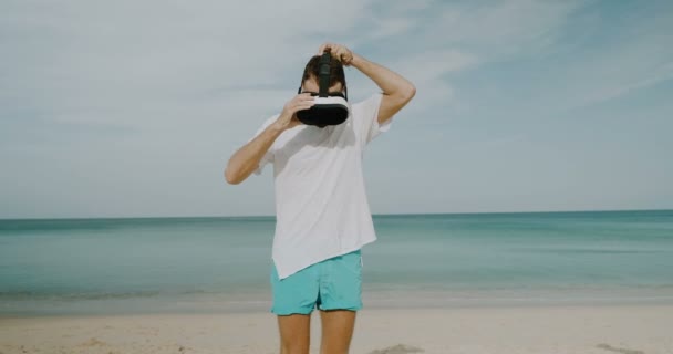 Giovane Uomo Utilizzando Occhiali Realtà Virtuale Sulla Spiaggia Tropicale Bellissimo — Video Stock