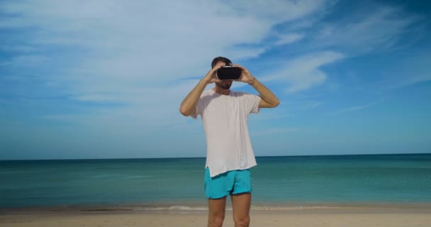 Genç Adam Onun Toplantı Sanal Gerçeklik Gözlükle Tropik Sahilde Güzel — Stok video