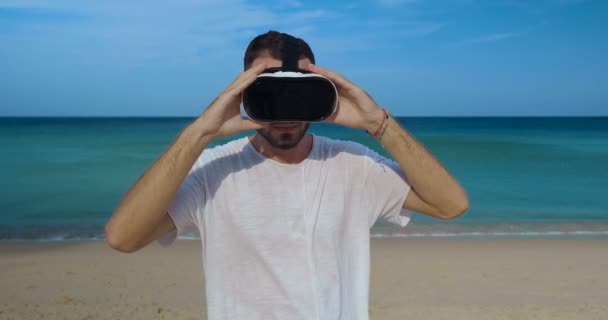 Joven Hombre Usando Gafas Realidad Virtual Reunión Cita Hermosa Mujer — Vídeos de Stock