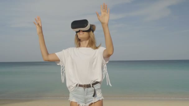 使用虚拟现实眼镜的年轻女子会见她的约会英俊的男子在热带海滩上空美丽的海和天空背景 — 图库视频影像