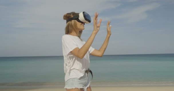 Jeune Femme Utilisant Des Lunettes Réalité Virtuelle Rencontrer Son Beau — Video