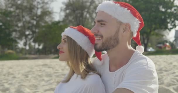 Natal Belo Casal Praia Vestindo Chapéu Papai Noel Sol Verão — Vídeo de Stock