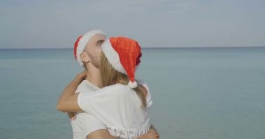 Noel güzel plajı kaç kış tatillerinde yaz güneşi tropikal seyahat hedef üzerinde seyahat tatil günlerinde aşık Noel Baba şapkası giyiyor