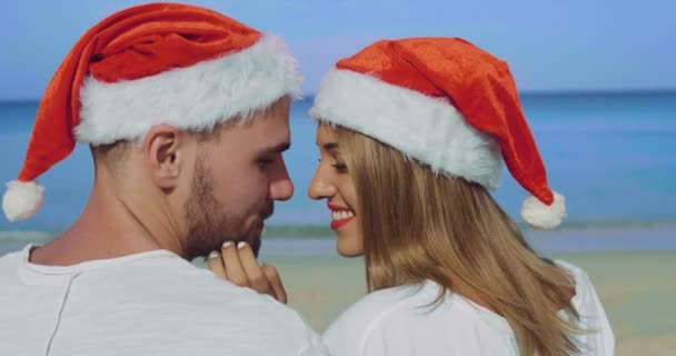 Natale Bella Coppia Spiaggia Che Indossa Cappello Babbo Natale Estate — Video Stock