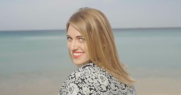 Zbliżenie Szczęśliwy Ładna Kobieta Uśmiechając Się Patrząc Kamerę Stojąc Plaży — Wideo stockowe