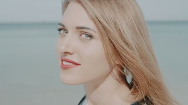 Zbliżenie Szczęśliwy Ładna Kobieta Uśmiechając Się Patrząc Kamerę Stojąc Plaży — Wideo stockowe