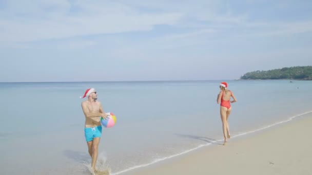 Christmas Beautiful Beach Couple Wearing Santa Hat Summer Sun Love — Stock Video