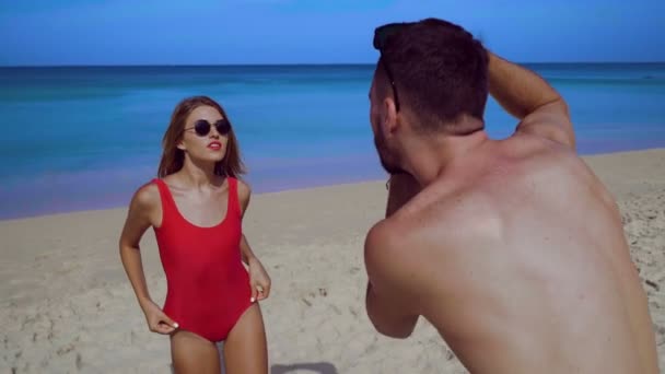 Молодая Счастливая Пара Купальниках Развлекающаяся Фотографированием Пляже Тропического Отдыха — стоковое видео