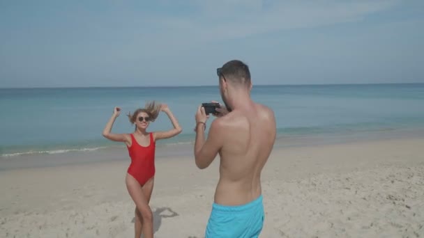 Jonge Gelukkige Paar Badmode Plezier Nemen Foto Hun Tropische Strandvakantie — Stockvideo