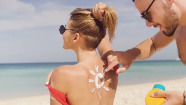 Pareja Feliz Aplicando Crema Bronceadora Playa Hombre Poniendo Crema Bronceadora — Vídeos de Stock