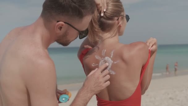 Happy Couple Applying Sun Tanning Lotion Beach Man Putting Sunscreen — Stock Video