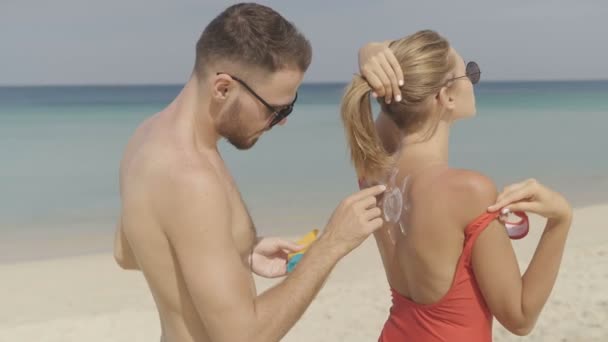 Casal Feliz Aplicando Solário Loção Praia Homem Colocando Protetor Solar — Vídeo de Stock