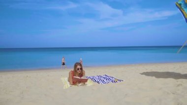 Mutlu çift güneşli yaz gün boyunca kumlu tropik sahilde rahatlatıcı