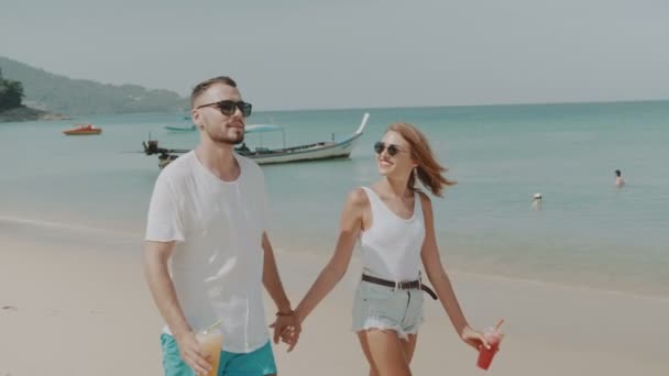 在阳光明媚的夏日假期里 在热带海滩上喝果汁的年轻快乐情侣 视频慢动作 — 图库视频影像