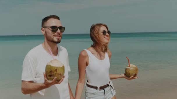 Junges Glückliches Paar Trinkt Kokosmilch Tropischen Strand Sonnigen Sommerurlaub Video — Stockvideo