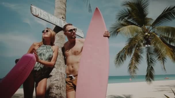 Joven Pareja Feliz Traje Baño Divirtiéndose Disfrutando Soleado Día Verano — Vídeo de stock