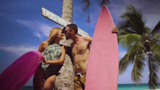 年轻快乐的情侣泳装有乐趣 享受阳光明媚的夏日在他们的海滩热带假日 视频慢动作 — 图库视频影像