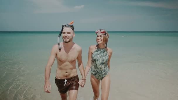 Joven Pareja Feliz Con Máscaras Snorkel Divirtiéndose Agua Mar Disfrutando — Vídeo de stock