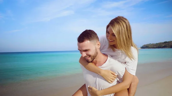 Hermosa Pareja Feliz Divirtiéndose Haciendo Cuestas Playa Arena Tropical Sobre — Foto de Stock